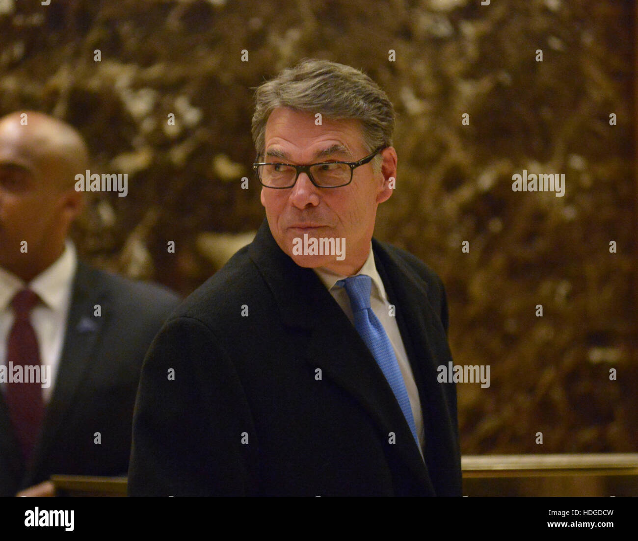 New York, Stati Uniti d'America. 12 Dic, 2016. Ex Governatore Rick Perry (Repubblicano del Texas) è visto nella lobby di Trump Tower a New York, NY, Stati Uniti d'America a seguito del suo incontro con il Presidente degli Stati Uniti eletto Donald Trump su dicembre 12, 2016. Credito: MediaPunch Inc/Alamy Live News Foto Stock