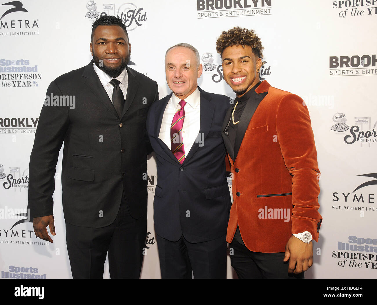 New York, Stati Uniti d'America. 12 Dic, 2016. David Ortiz, commissario di baseball Rob Manfred e Francisco Lindor frequentare lo sport illustrato sportivo dell'anno cerimonia 2016 presso Barclays Center di Brooklyn sul dicembre 12, 2016 in New York City. Credito: MediaPunch Inc/Alamy Live News Foto Stock