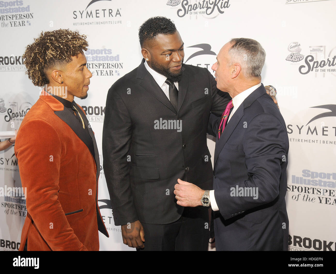 New York, Stati Uniti d'America. 12 Dic, 2016. David Ortiz, commissario di baseball Rob Manfred e Francisco Lindor frequentare lo sport illustrato sportivo dell'anno cerimonia 2016 presso Barclays Center di Brooklyn sul dicembre 12, 2016 in New York City. Credito: MediaPunch Inc/Alamy Live News Foto Stock