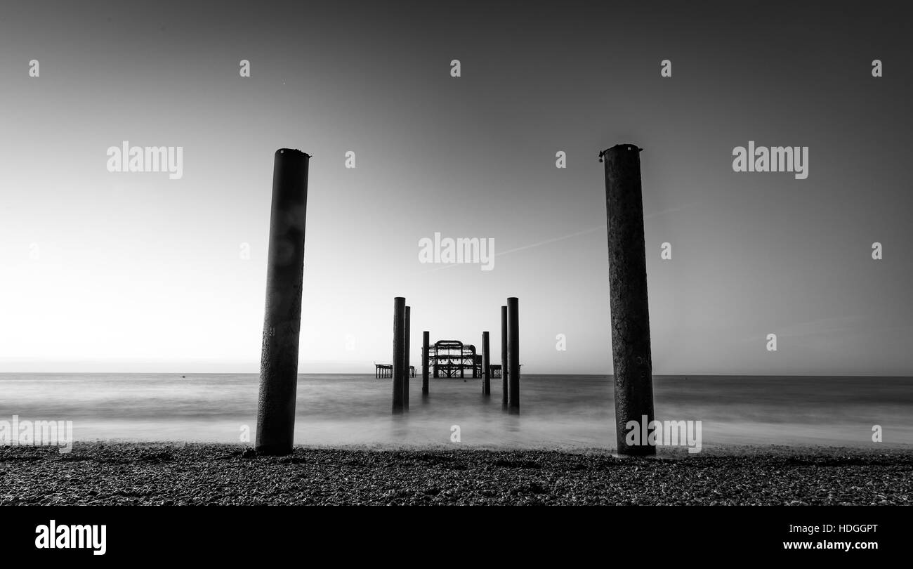 Molo Ovest di Brighton e Spiaggia di sunrise Foto Stock