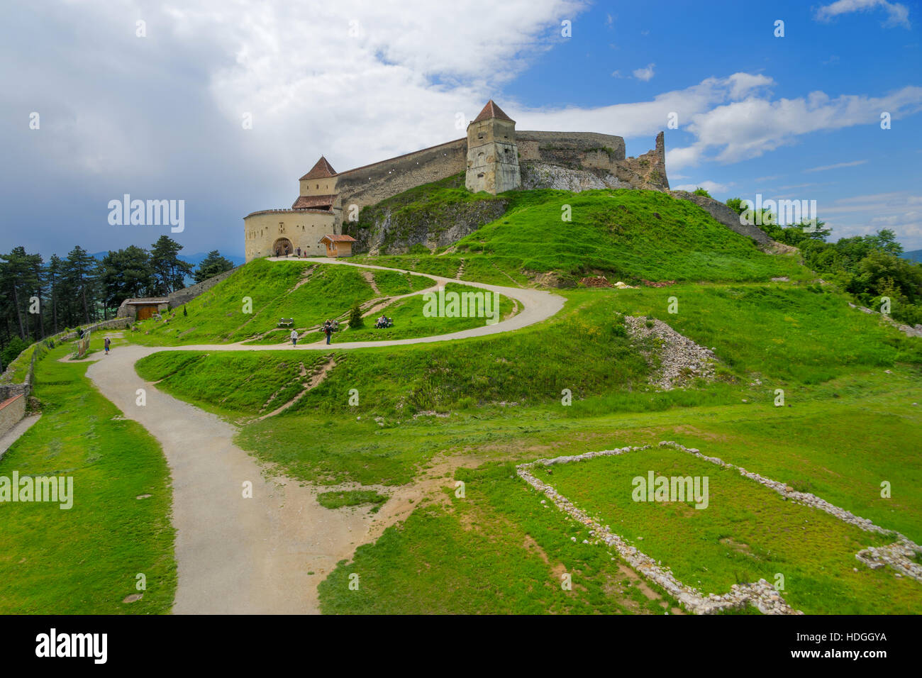 E la storica fortezza medievale di Rasnov Foto Stock