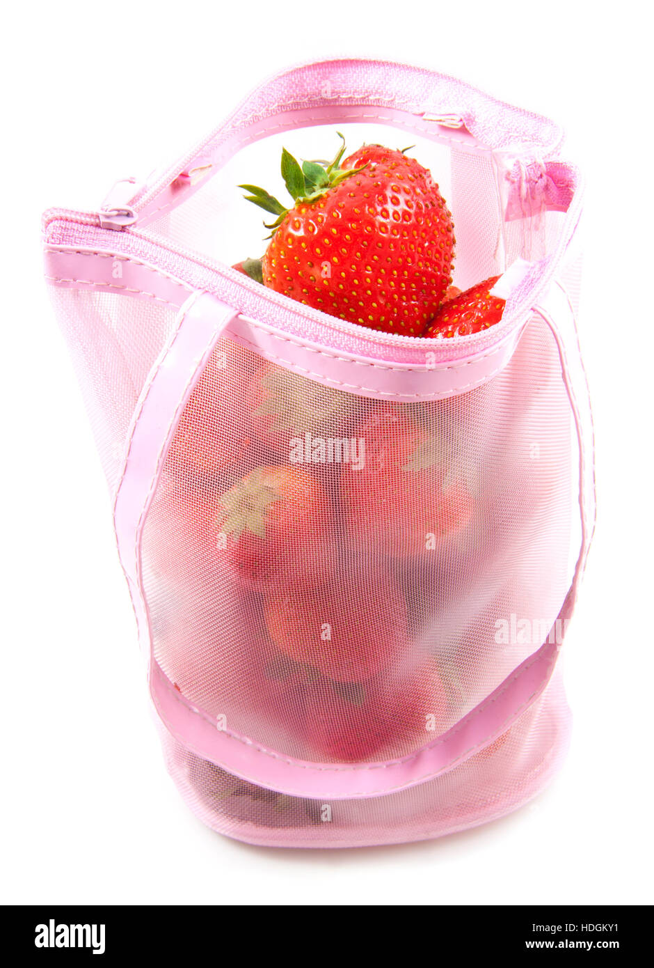 Fragole fresche in un sacchetto rosa isolato su bianco Foto Stock