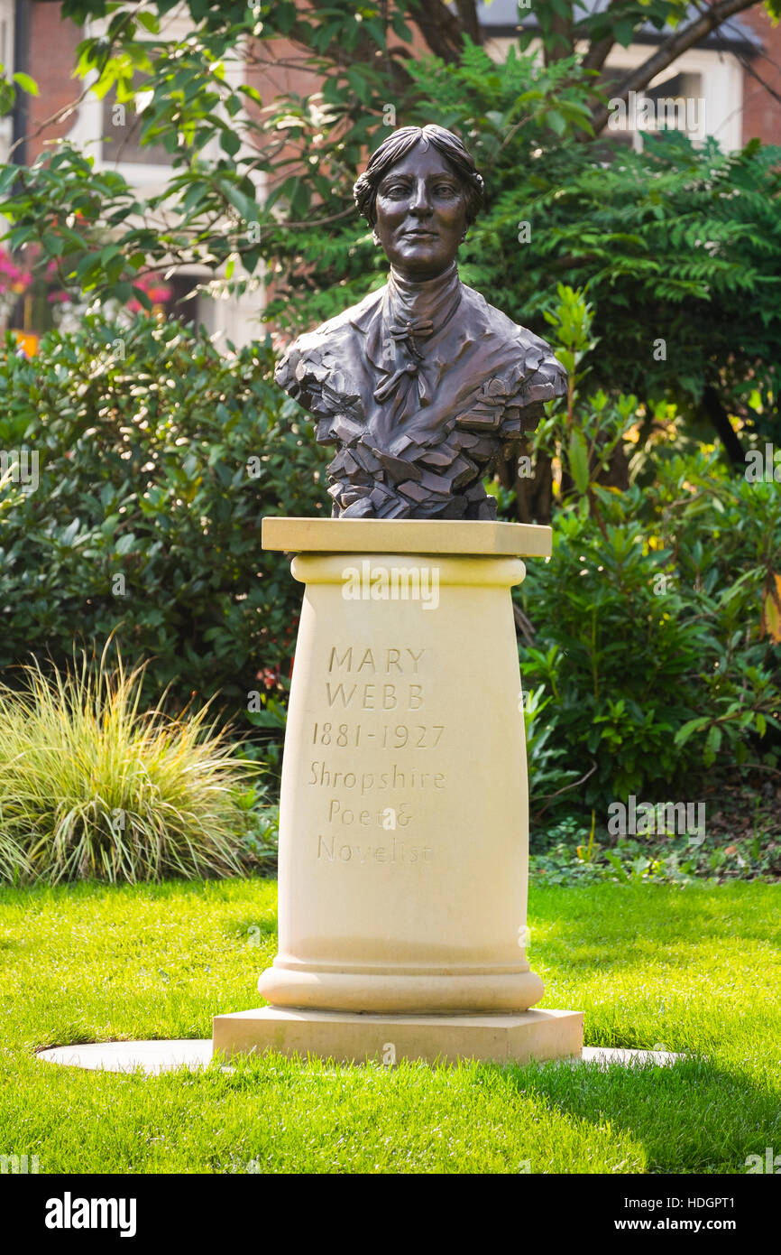 Statua di MARIA Webb al di fuori della libreria di Shrewsbury in Shropshire commemorando il centenario della pubblicazione del suo primo libro Foto Stock