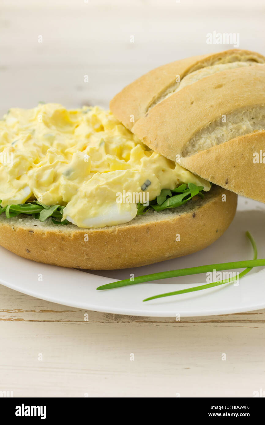 Sandwich di bianco con uovo e insalata di erba cipollina su una piastra bianca Foto Stock