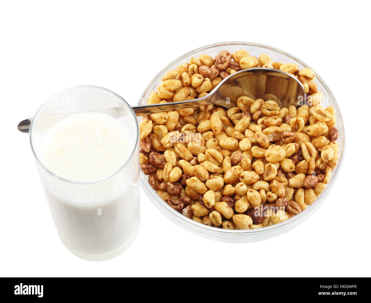 Frammento di latte gli occhiali con vaso freddo di fiocchi di cereali. Isolato Foto Stock
