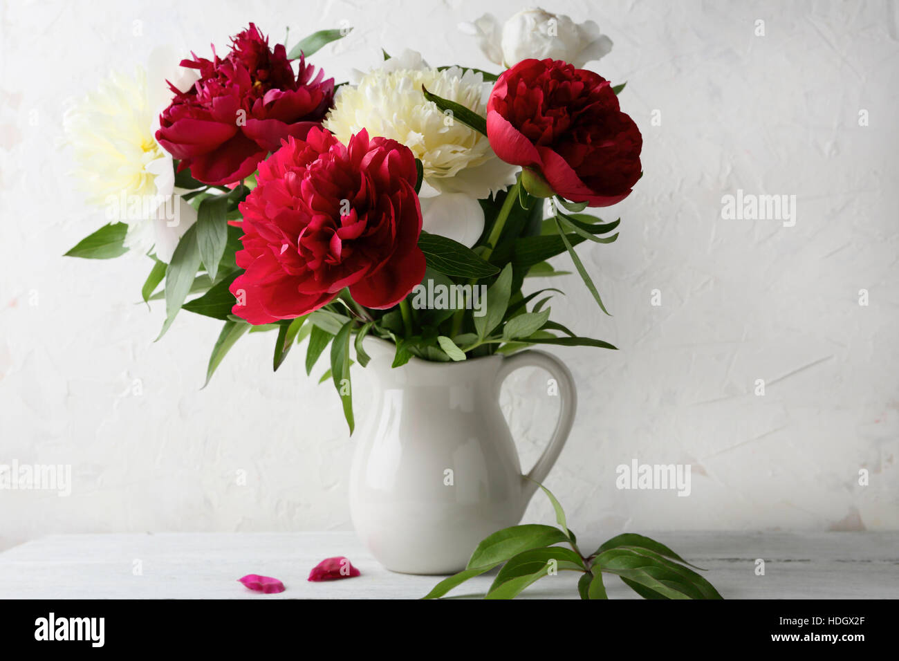 Bouquet di fiori in Caraffa del Bianco Foto Stock