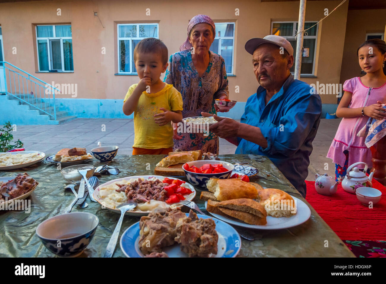 TURBAT, Kazakistan - 21 Luglio: famiglia kazako mangiare tipico piatto beshbarmak fatto di carne di cavallo e le tagliatelle. Luglio 2016 Foto Stock