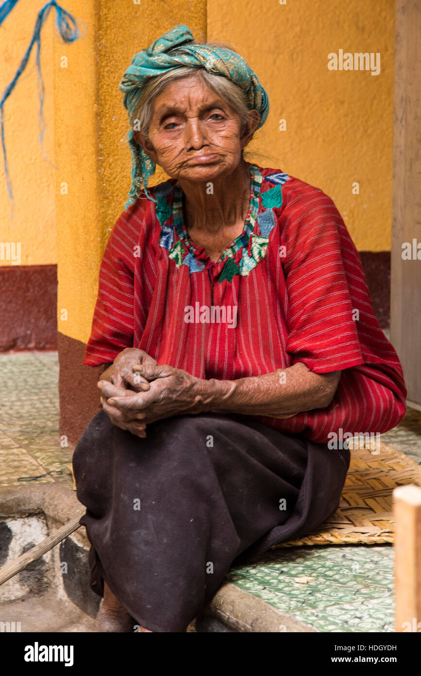 Una molto vecchia donne guatemalteche in abito tradizionale in Santa Cruz la Laguna, Guatemala. Quasi 90 anni di età. Foto Stock