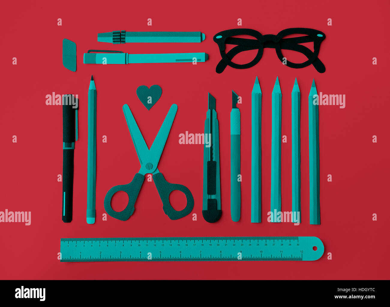 Il colore della penna matita gomma forbici righello il concetto di occhiali Foto Stock