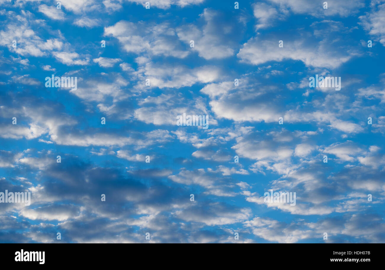 A fondo pieno con nuvole - giorno nuvoloso Foto Stock