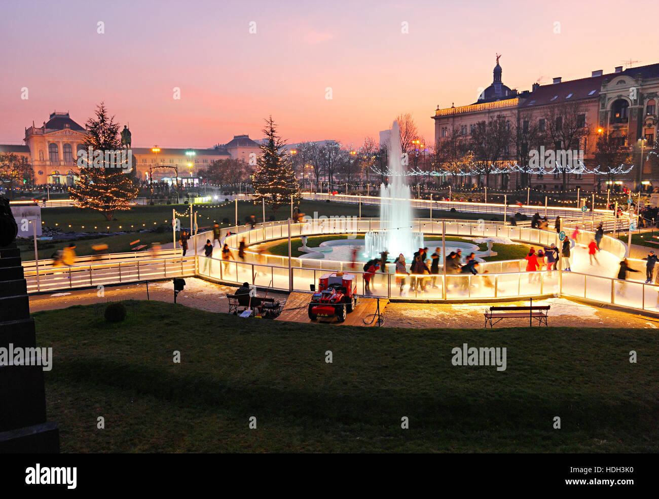 Illuminato Anello di pattinaggio sul re Tomislav square nel tempo di Natale nella parte anteriore del padiglione di Zagabria in inverno. Foto Stock