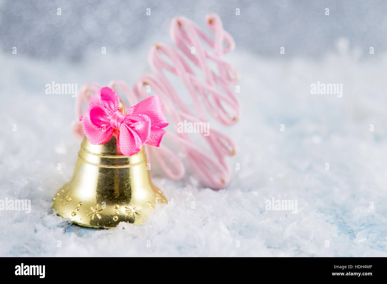 Natale golden toy bell decorazione con sfondo di festa Foto Stock
