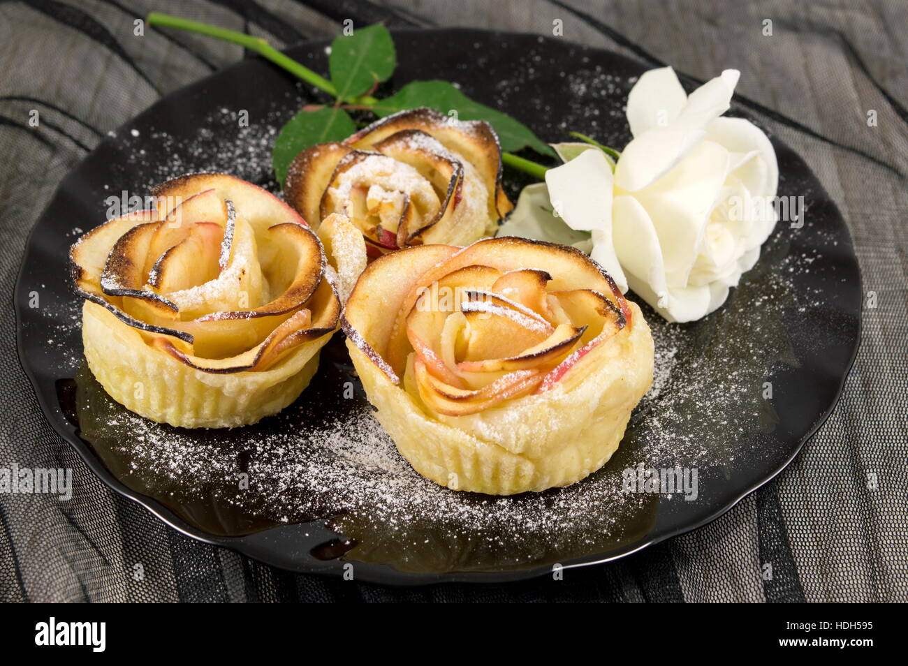 Rose pasta sagomata su una piastra con rose reale Foto Stock