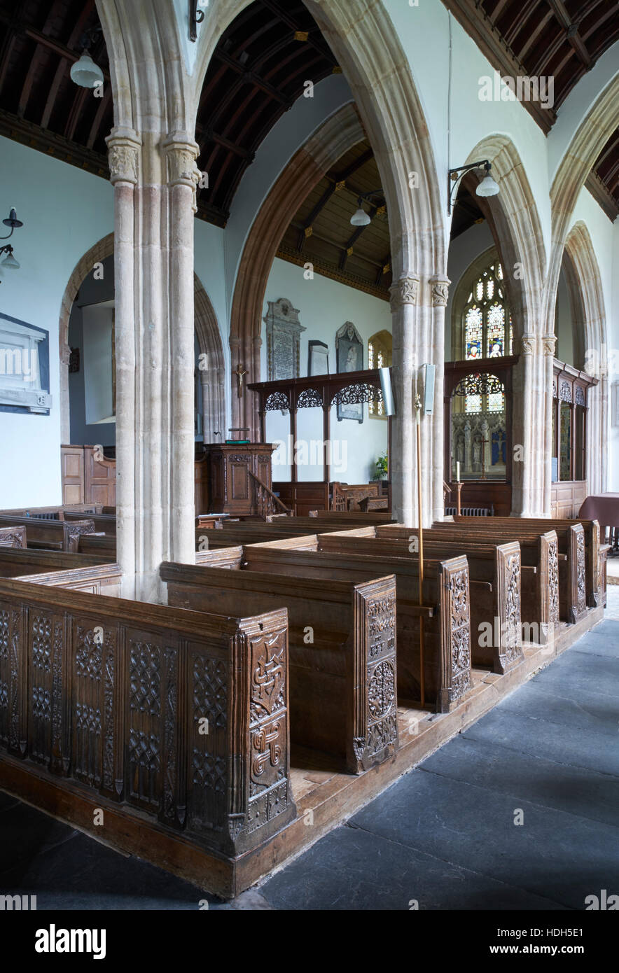 La Chiesa di Santo Spirito, Crowcombe, Somerset. Interno da navata meridionale; guardando a nord est. 1530 Legno s bench termina in primo piano Foto Stock