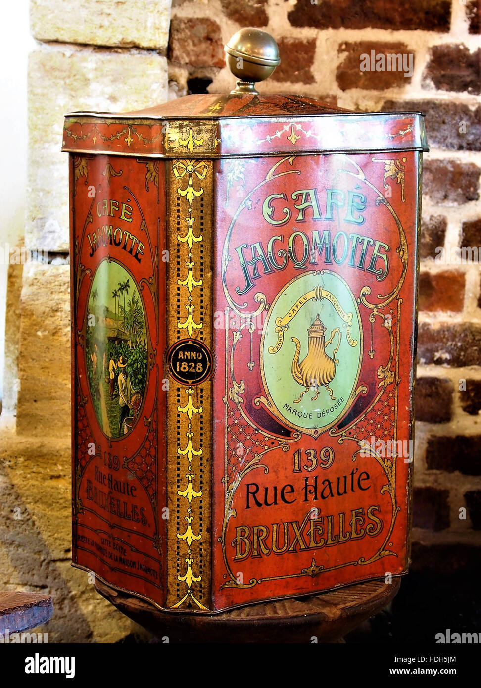 Il Museo delle lattine di latta litografate di Grand-Hallet, Belgio, ospita oltre 50.000 lattine di latta raccolte dal 1988 da Yvette Dardenne. La collezione, datata dal 1868 ad oggi, è organizzata tematicamente in tre edifici. Le visite sono su appuntamento, con visite guidate della durata di circa due ore. Foto Stock Il Museo delle lattine di latta litografate di Grand-Hallet, Belgio, ospita oltre 50.000 lattine di latta raccolte dal 1988 da Yvette Dardenne. La collezione, datata dal 1868 ad oggi, è organizzata tematicamente in tre edifici. Le visite sono su appuntamento, con visite guidate della durata di circa due ore. Foto Stock