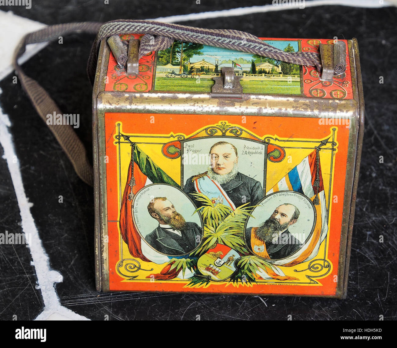 Il ritratto di Paul Kruger, presidente della Repubblica sudafricana, dipinto in un mezzo di latta, raffigura il leader di spicco in un momento di autorità. Questo lavoro riflette la leadership di Kruger e il suo significato durante la guerra boera. Foto Stock