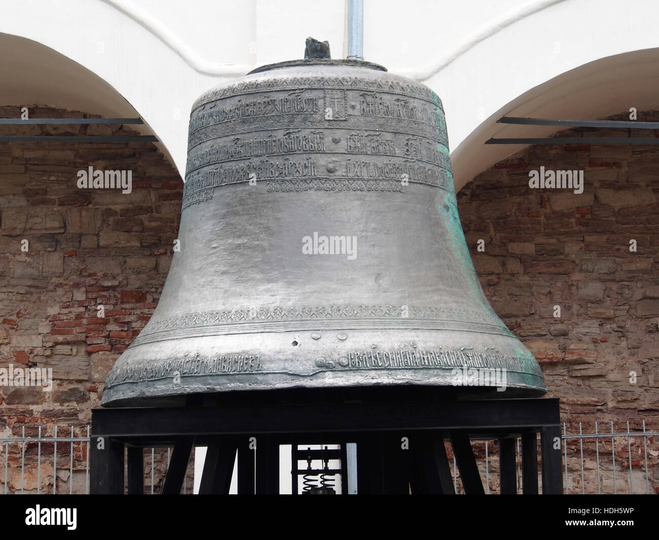 Questo titolo si riferisce a una campana, anche se ulteriori dettagli non sono chiari. Le campane sono spesso utilizzate in vari contesti, tra cui riferimenti religiosi, storici e artistici. Senza un ulteriore contesto, sarebbero necessarie ulteriori informazioni per descrivere il significato, lo stile o lo scopo della campana. Foto Stock