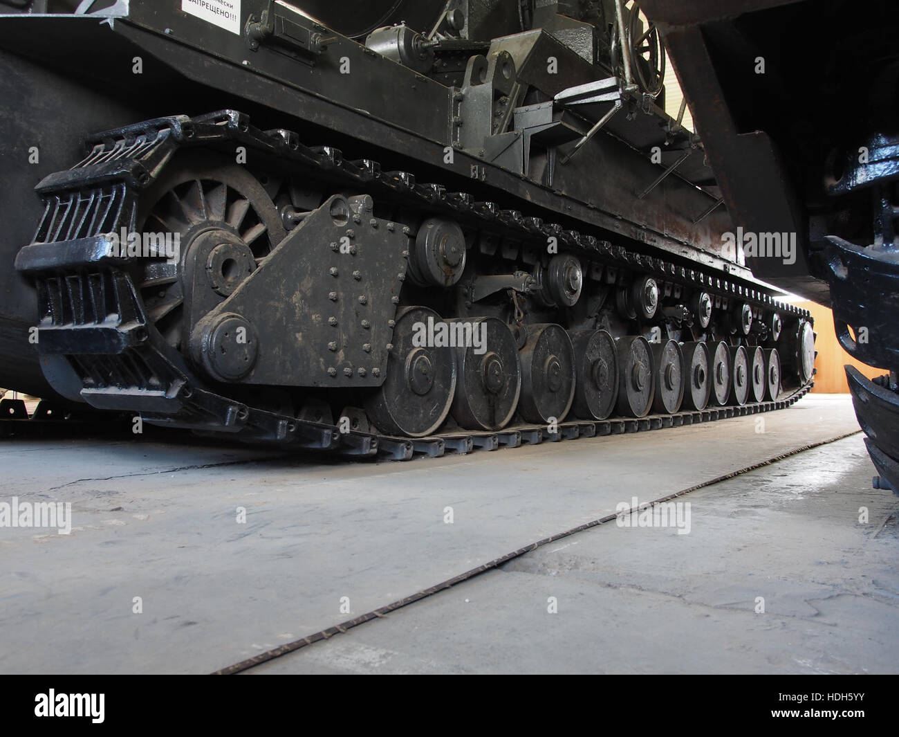 Questa fotografia cattura il signor Karl "Adam" al Museo dei carri armati di Kubinka, mostrando la collezione del museo di veicoli militari, in particolare su carri armati e veicoli corazzati di vari periodi. Foto Stock