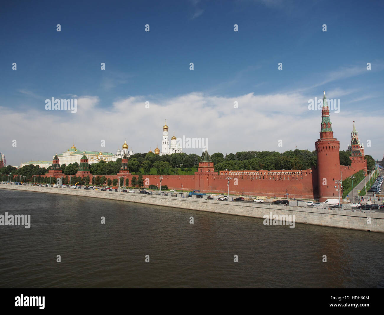 Questa vista dal Ponte Bolshoy Moskvoretsky mostra il Cremlino di Mosca, uno dei monumenti più rappresentativi della Russia. L'immagine cattura la grandezza architettonica e il significato storico del Cremlino mentre si erge sul fiume Moskva. Foto Stock