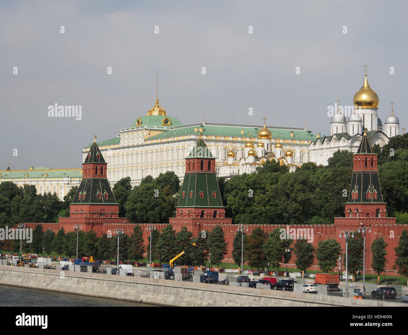 Questa fotografia cattura un'ampia vista del Cremlino di Mosca dal Ponte Bolshoy Moskvoretsky, sottolineando la grandezza architettonica del Cremlino nel cuore di Mosca. Foto Stock