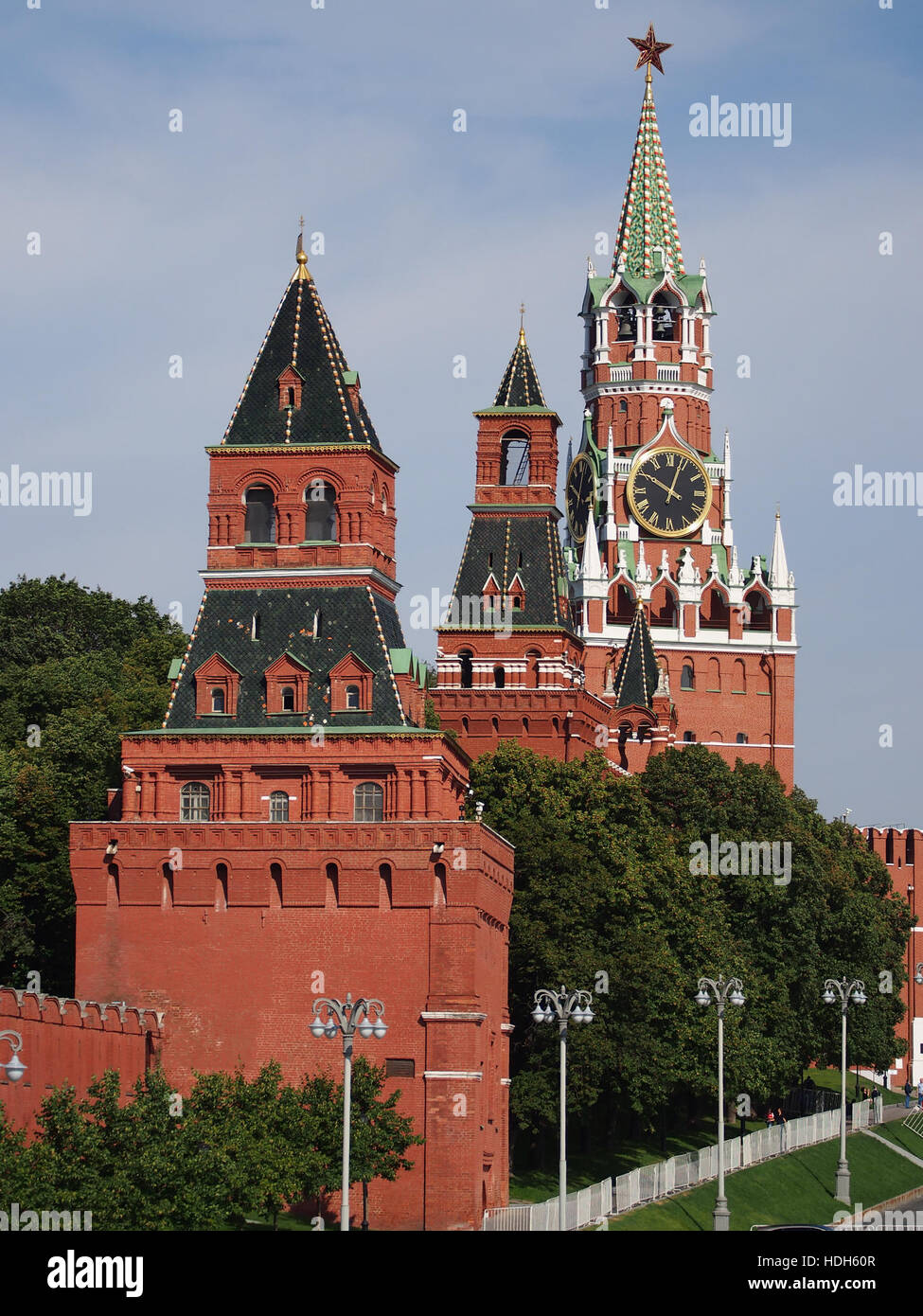 Questa fotografia offre una vista pittoresca del Cremlino di Mosca, presa dal Ponte Bolshoy Moskvoretsky. L'immagine mette in evidenza l'architettura storica del Cremlino sullo sfondo del fiume Moskva. Foto Stock