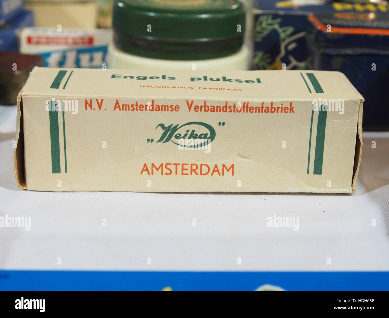 L'immagine raffigura la NV Amsterdamse Verbandstoffenfabriek Weika, una fabbrica specializzata in forniture mediche ad Amsterdam, che espone la produzione industriale dei primi anni del XX secolo di tessuti e bende medicali. Foto Stock