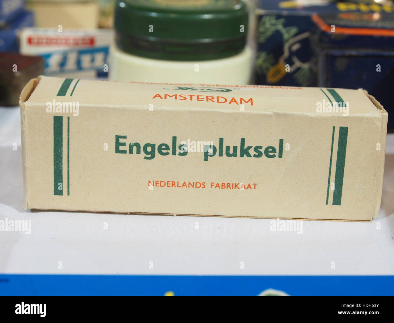 Un'immagine della NV Amsterdamse Verbandstoffenfabriek Weika, un importante stabilimento di produzione noto per la produzione di forniture mediche. Questa immagine mostra la struttura della fabbrica e il suo contributo all'industria medica durante il suo periodo operativo. Foto Stock