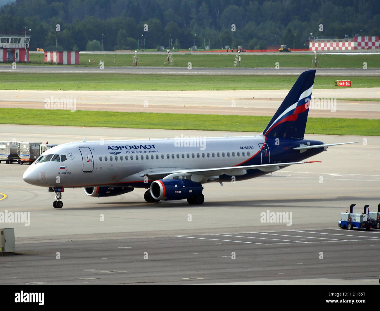 Ra-89063, un aereo all'aeroporto internazionale di Sheremetyevo, è catturato in questa immagine. L’aeromobile è esposto in una posizione di parcheggio presso uno dei principali terminal internazionali dell’aeroporto di Mosca, con i dettagli della sua progettazione e della sua disponibilità operativa visibili. Foto Stock