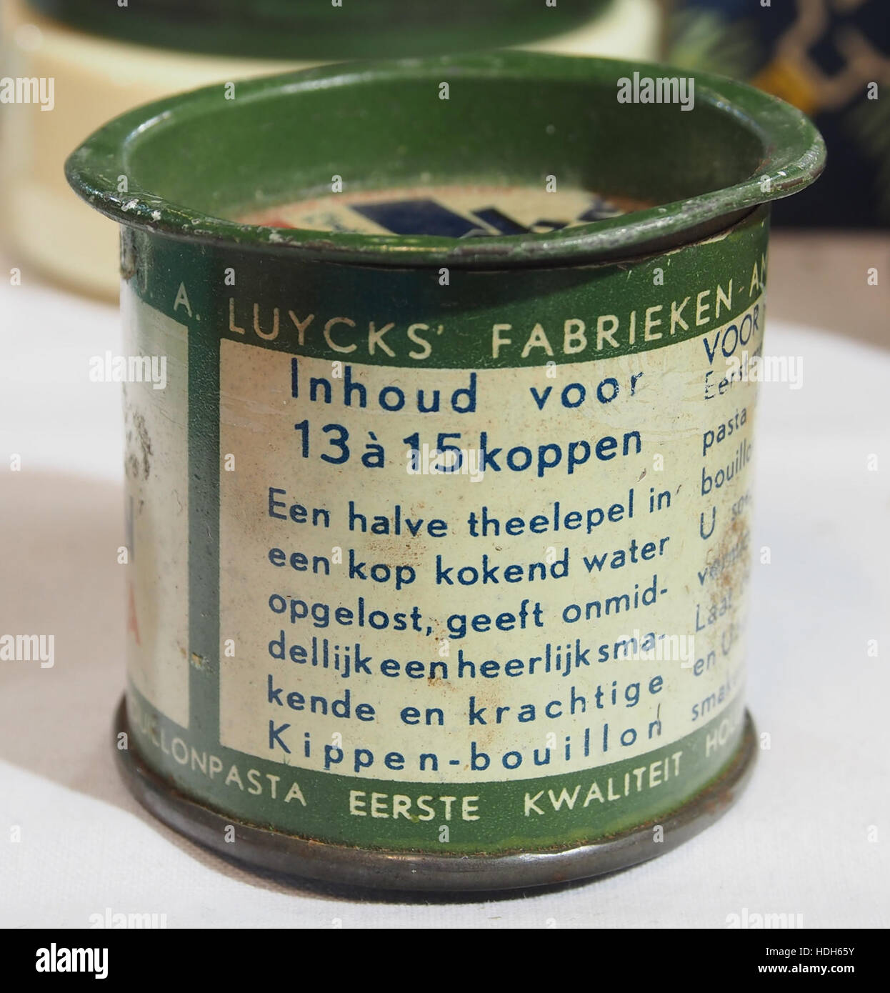 Questa immagine mostra la confezione di Luycks Kippenbouillon, un marchio noto per i suoi prodotti a base di brodo di pollo. Il design e l’etichetta riflettono l’arte commerciale e la commercializzazione dei prodotti alimentari all’inizio del XX secolo. Foto Stock
