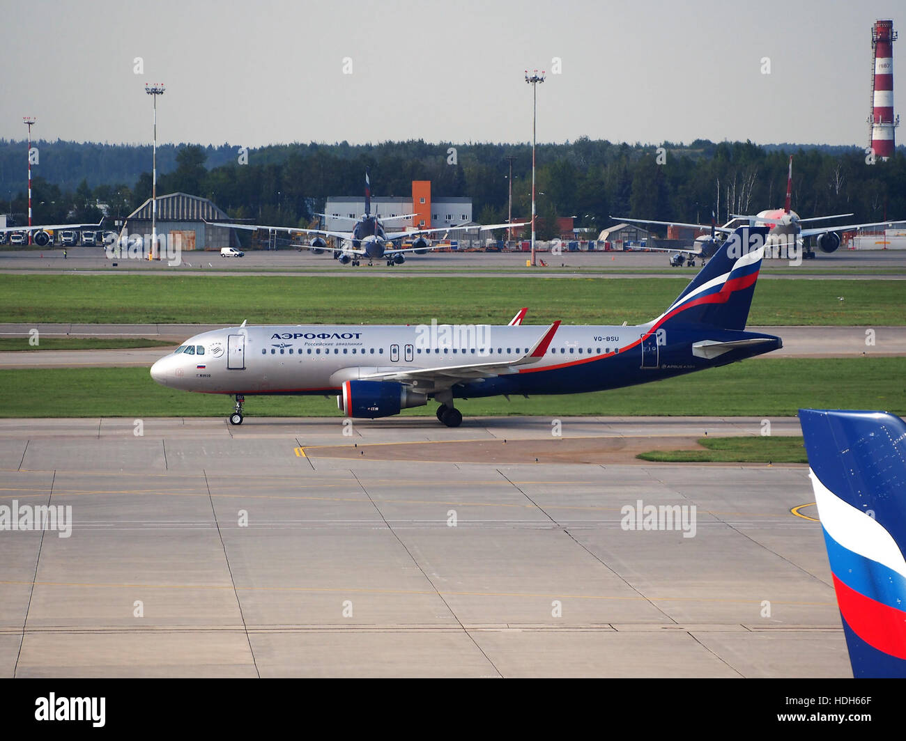 Questa fotografia mostra l'aeromobile VQ-BSU all'Aeroporto Internazionale di Sheremetyevo. Cattura l'aereo mentre si prepara al decollo, mettendo in evidenza il design e l'ingegneria dell'aviazione moderna. Foto Stock