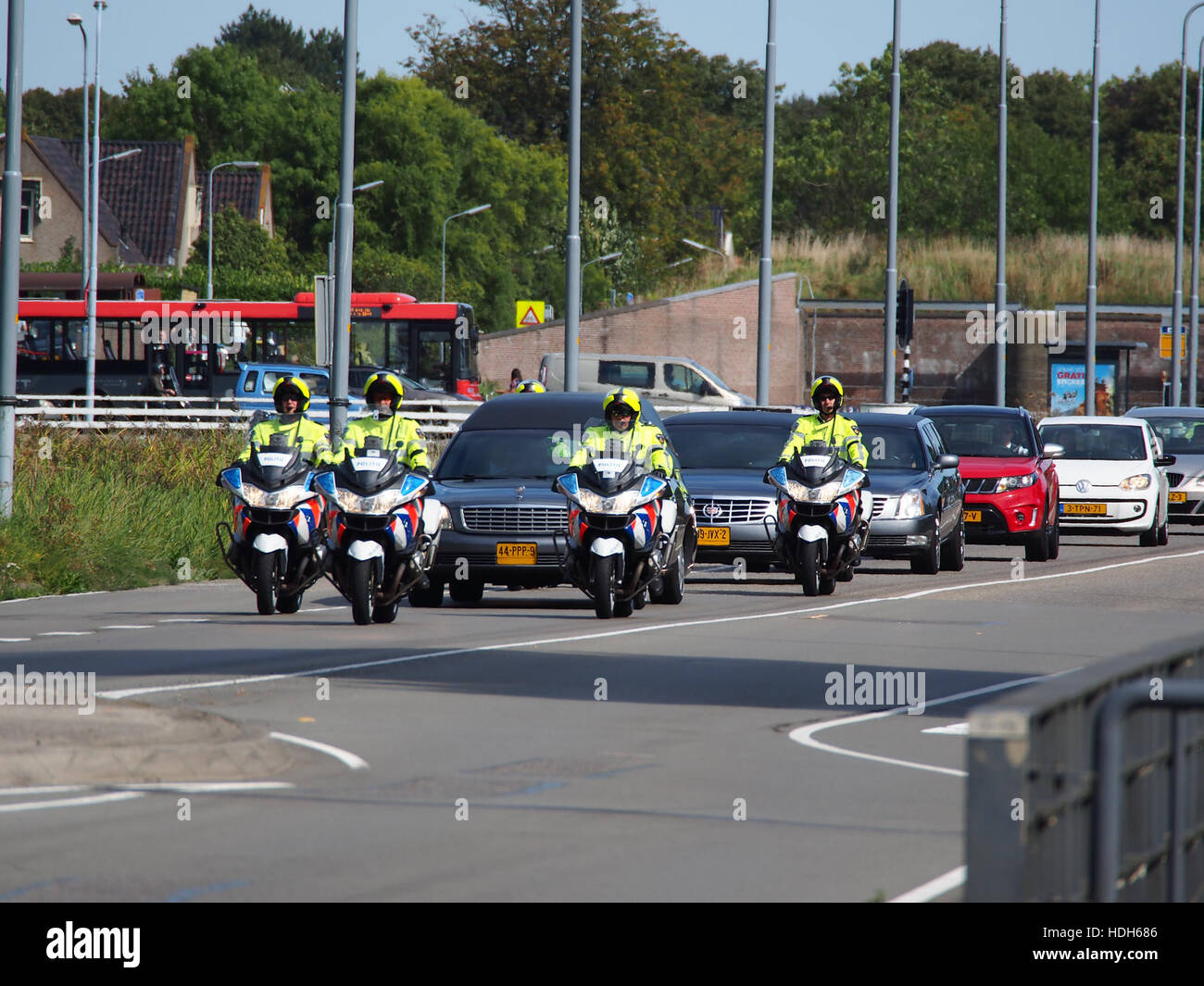 Questa fotografia cattura una scorta solenne della polizia per il funerale di un ufficiale, passando per Hoofddorp. L'immagine riflette il rispetto e l'onore mostrati ai professionisti delle forze dell'ordine in caso di perdita. Foto Stock Questa fotografia cattura una scorta solenne della polizia per il funerale di un ufficiale, passando per Hoofddorp. L'immagine riflette il rispetto e l'onore mostrati ai professionisti delle forze dell'ordine in caso di perdita. Foto Stock