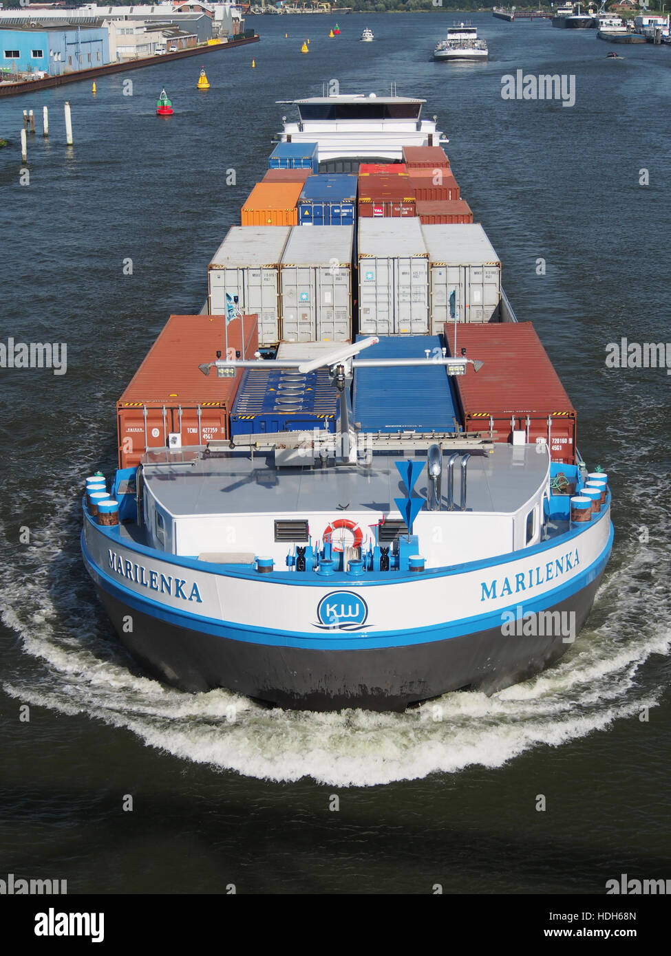 La Marilenka è una moderna nave da carico, costruita nel 2007, registrata con la ENI 02329473, che naviga sul canale Amsterdam-Rijn. L'immagine cattura la nave in transito, riflettendo il ruolo della navigazione moderna nel commercio globale. Il design elegante e l'efficienza della nave la rendono una parte importante dell'infrastruttura logistica della regione. Foto Stock