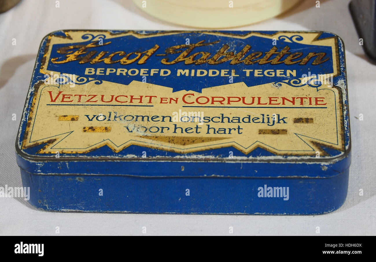 Fucol Tabletten è un prodotto venduto in una latta, molto probabilmente utilizzato per scopi medicinali o terapeutici. La confezione è tipica degli articoli farmaceutici d'epoca, che mostrano l'aspetto storico della medicina. Foto Stock