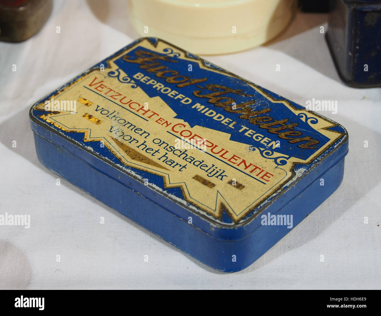 Un'immagine vintage di una scatola per tavolette Fucol, che mostra il design di un packaging storico di un prodotto farmaceutico dell'inizio del XX secolo. Lo stagno riflette le tendenze del design del suo tempo e il suo posto nella storia medica. Foto Stock