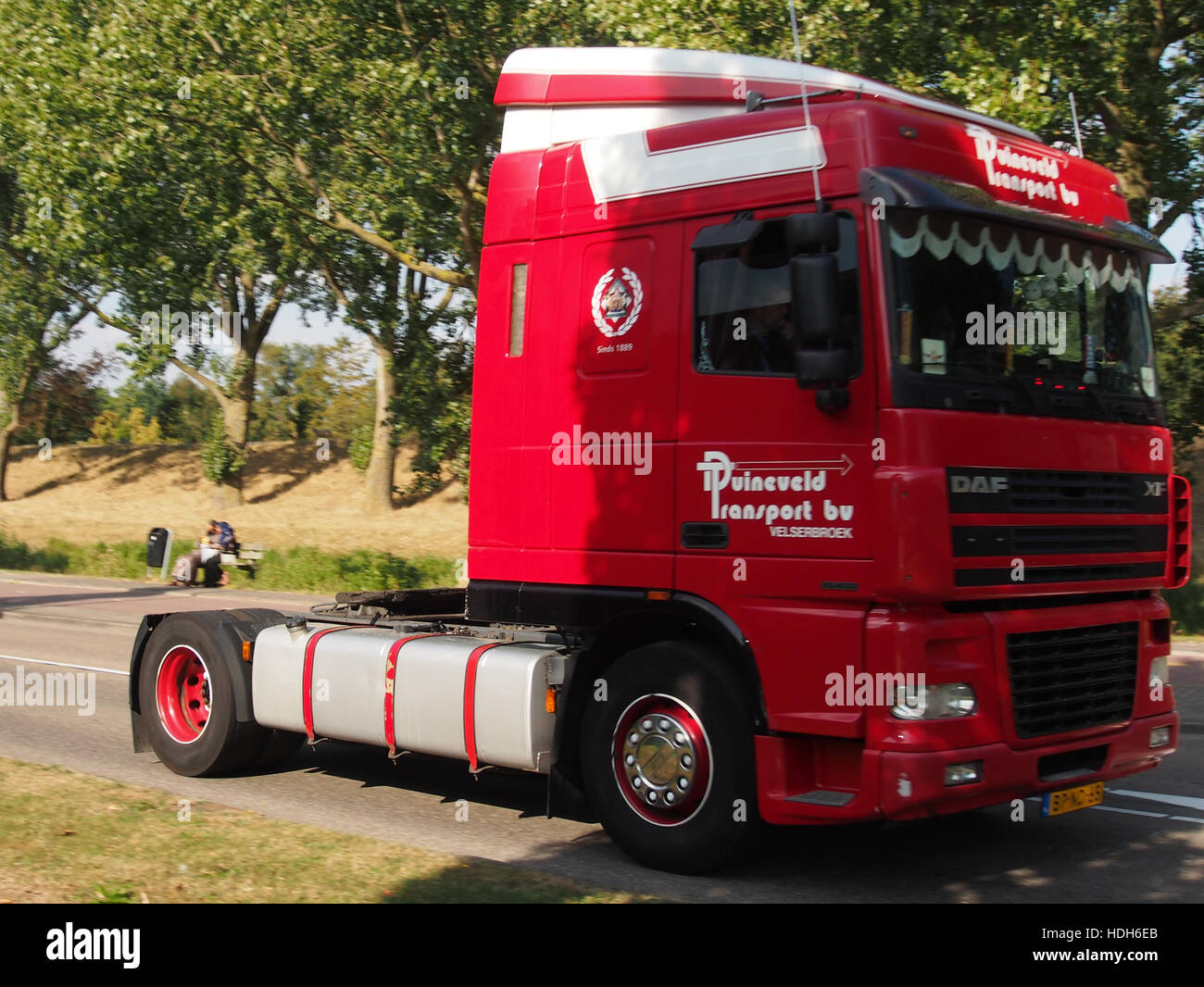 Un veicolo industriale di grandi dimensioni utilizzato per il trasporto, spesso utilizzato nella logistica e nel trasporto di merci a lunga percorrenza. Questo veicolo è essenziale per la circolazione di merci su lunghe distanze e rappresenta aspetti chiave delle moderne infrastrutture di trasporto. Foto Stock