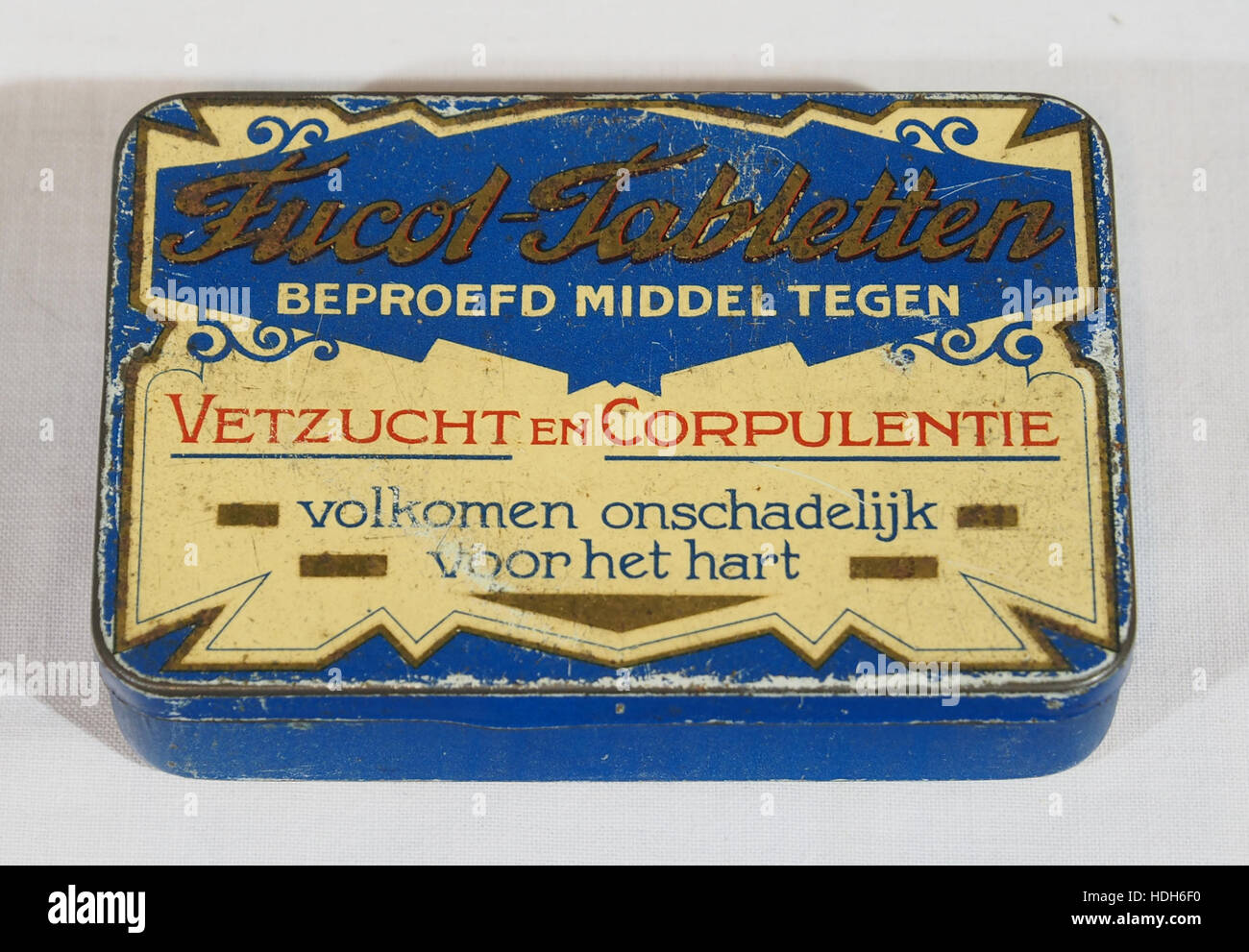 Questa immagine mostra una lattina di compresse Fucol, un farmaco. Le compresse di Fucol sono comunemente utilizzate per vari trattamenti sanitari, con la lattina che serve come esempio d'annata di imballaggio farmaceutico del XX secolo. Foto Stock