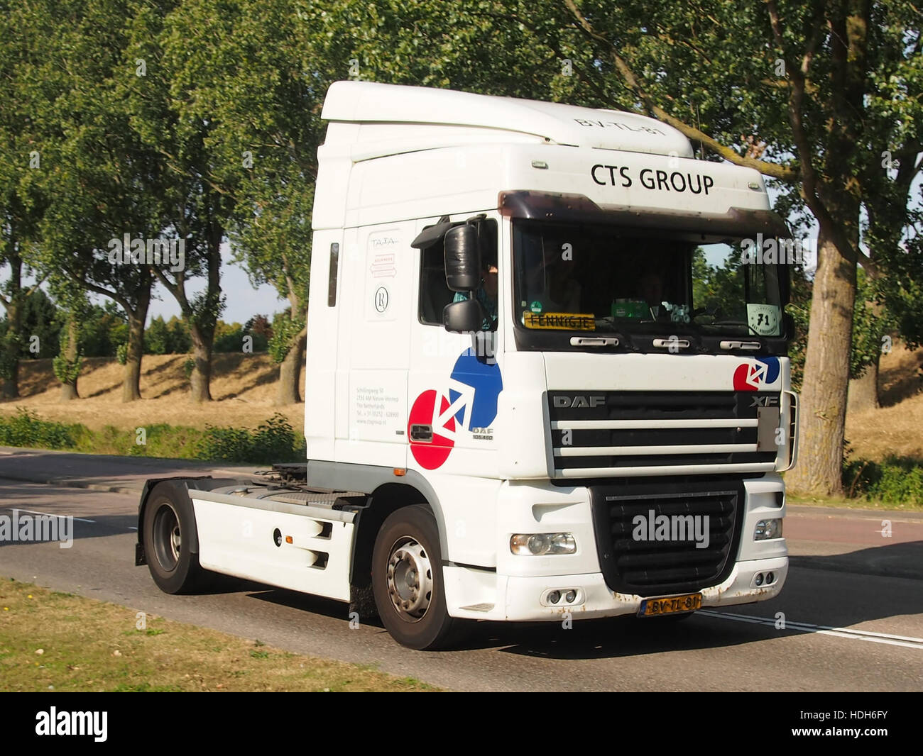 Questa fotografia mostra un grande camion coinvolto nel trasporto di veicoli, che mostra la sua capacità di trasportare carichi di grandi dimensioni. L'immagine si concentra sul veicolo per impieghi gravosi in transito, sottolineandone la capacità di trasporto. Foto Stock