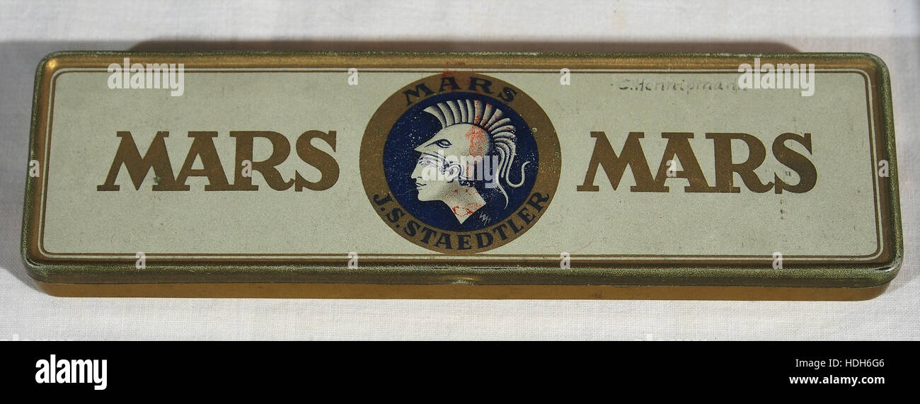 Questo articolo è uno stagno vintage JS Staedtler MARS, noto per le sue forniture artistiche di alta qualità. Riflette l'eredità del marchio nel mondo dell'arte, fornendo un pezzo funzionale ma da collezione per appassionati e collezionisti. Foto Stock