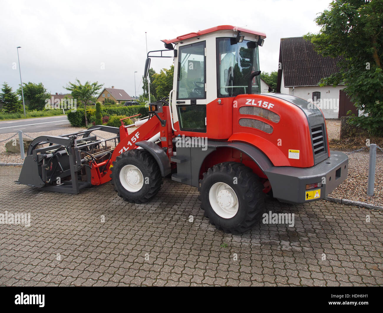 Questa immagine mostra una pala gommata ZL15F in azione, un componente versatile di macchinari pesanti utilizzati nelle attività edili e minerarie. Il modello ZL15F è progettato per una movimentazione efficiente dei materiali, dimostrando la sua capacità per varie attività industriali. Foto Stock