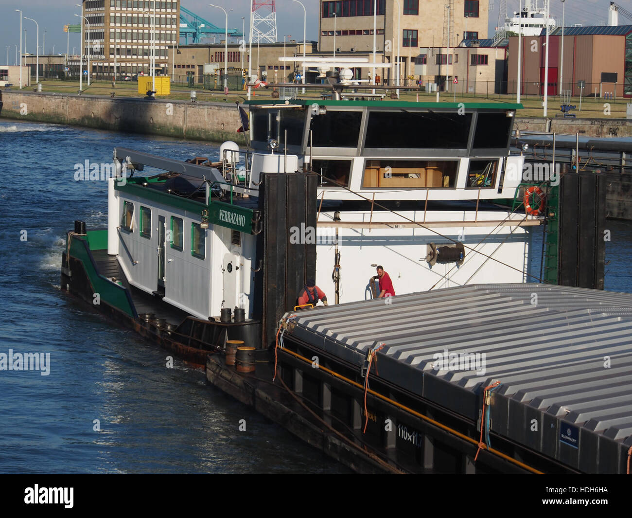 Il "Verrazano" (nave, 2000), registrato con la norma ENI 06003800, è qui attraccato al porto di Anversa Zandvlietsluis. Questa nave fa parte di una flotta moderna che opera nelle acque europee e contribuisce al commercio e al trasporto internazionali. Foto Stock