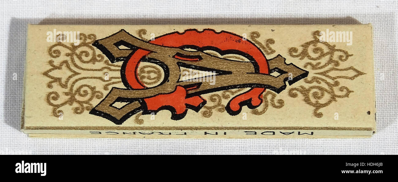 Un'immagine che mostra l'imballaggio o il prodotto di Papier AG, con le loro carte rotanti firmate (vloeitjes). Questo prodotto fa parte della tradizione aziendale nella produzione di carta e del suo ruolo nei beni di consumo. Foto Stock