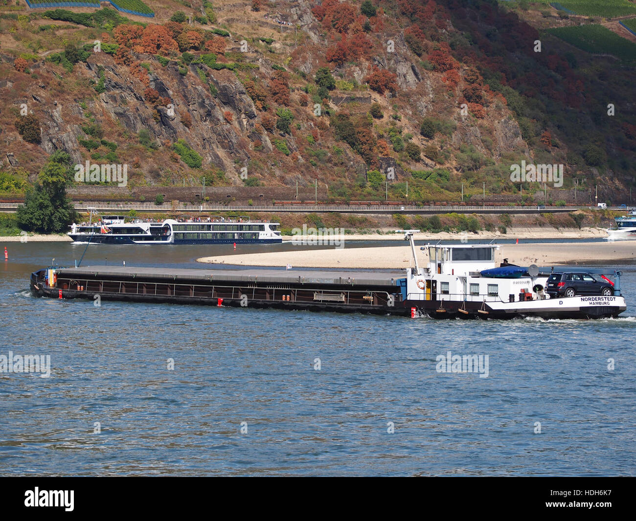 La Norderstedt, una nave costruita nel 1971 con numero ENI 04010400, si vede navigare sul Reno a Oberwesel. La nave fa parte di una flotta utilizzata per il trasporto lungo il fiume, dimostrando l'importanza del commercio e della navigazione fluviale in Europa. Foto Stock