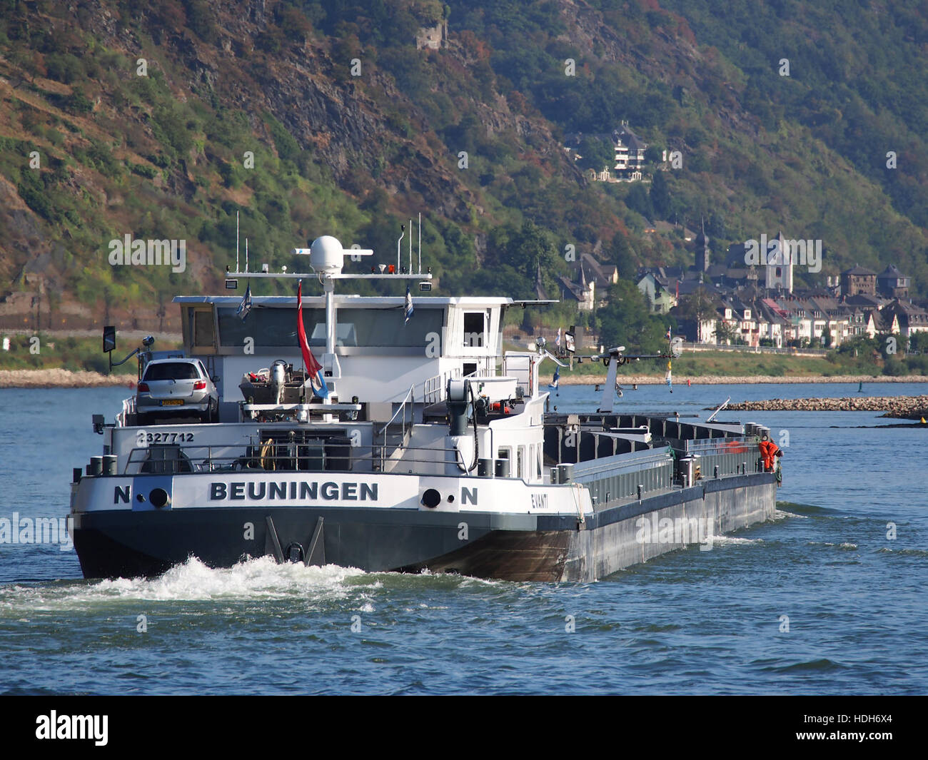 Una rappresentazione storica di una nave che naviga sul fiume Reno, che mostra l'importanza del fiume come rotta commerciale in Europa. Il dipinto mette in evidenza la bellezza panoramica del fiume e l'attività commerciale. Foto Stock