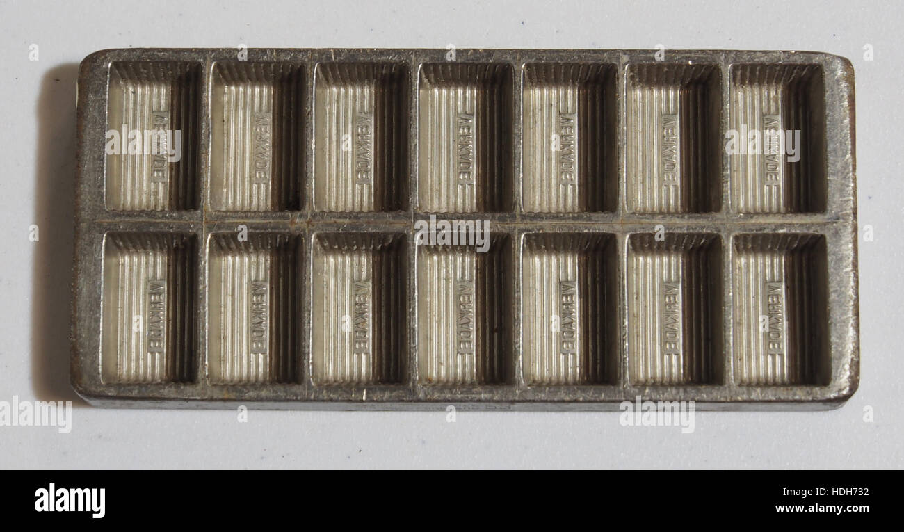 Un'immagine storica con una forma Verkade, probabilmente legata a un design vintage o da collezione. Questa forma rappresenta uno stile artistico specifico di un periodo storico, che riflette l'estetica del design e l'artigianalità. Foto Stock