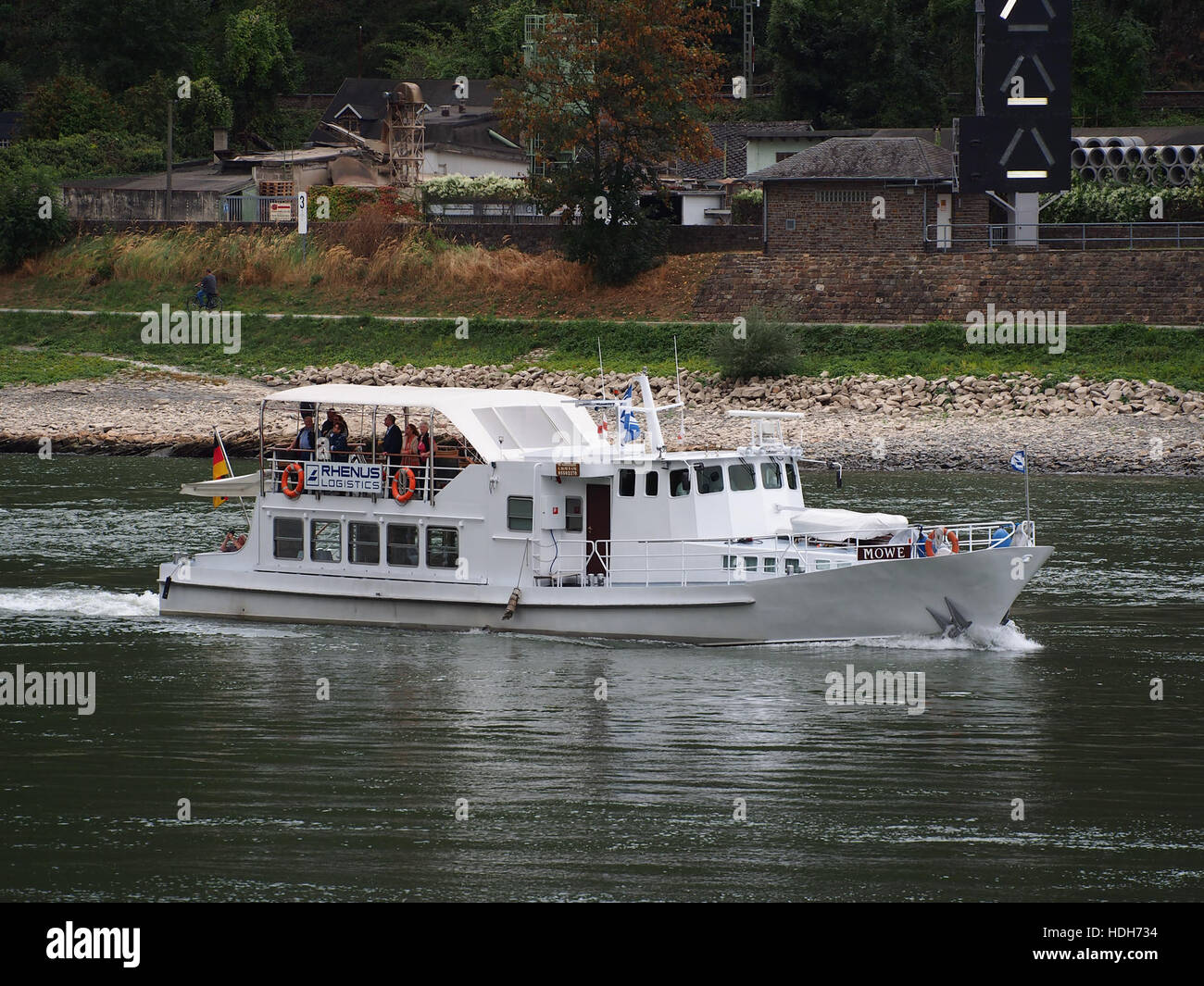 Una nave naviga lungo il fiume Reno, mostrando il significato commerciale e di trasporto del fiume, uno dei principali corsi d'acqua d'Europa che collega diversi paesi. Foto Stock
