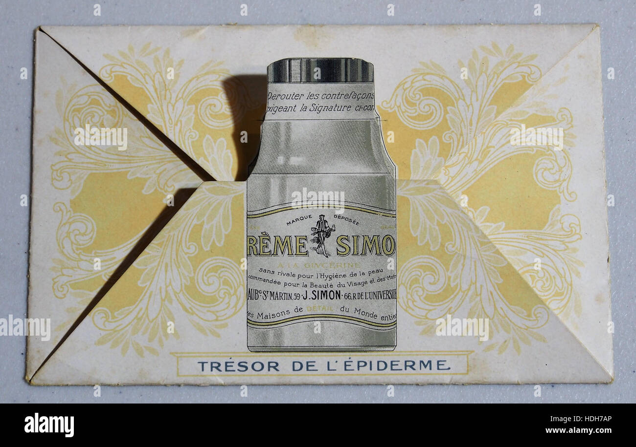 Questa immagine mostra un puzzle vintage intitolato "Beaut Jeunesse Fraicheur" di me Simon, noto per la sua rappresentazione della bellezza e della freschezza giovanile. L'opera d'arte del puzzle è un affascinante esempio di grafica francese del XX secolo, incentrata su temi di vitalità e moda giovanile. Foto Stock