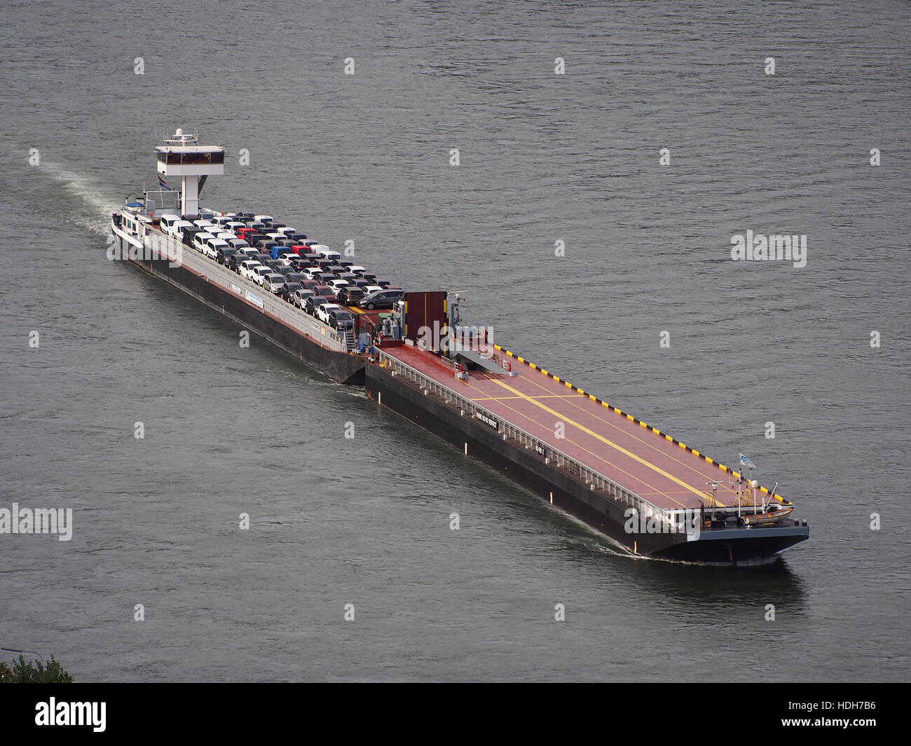 Questa immagine mostra le navi "Dynamica" (1973) e "Ro-Ro 2" (1972) sul fiume Reno vicino a Sankt Goar. Le navi fanno parte di un'ampia rete di navigazione, il che riflette l'importanza del trasporto fluviale in Europa. Foto Stock