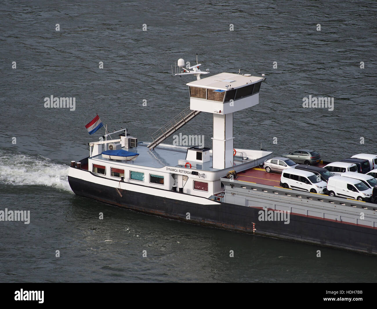 La "Dynamica" (1973) e la "Ro-Ro 2" (1972), due navi da carico, navigano sul fiume Reno vicino a Sankt Goar, Germania. L'immagine evidenzia l'importanza del trasporto fluviale nella logistica e nel commercio europei. Foto Stock