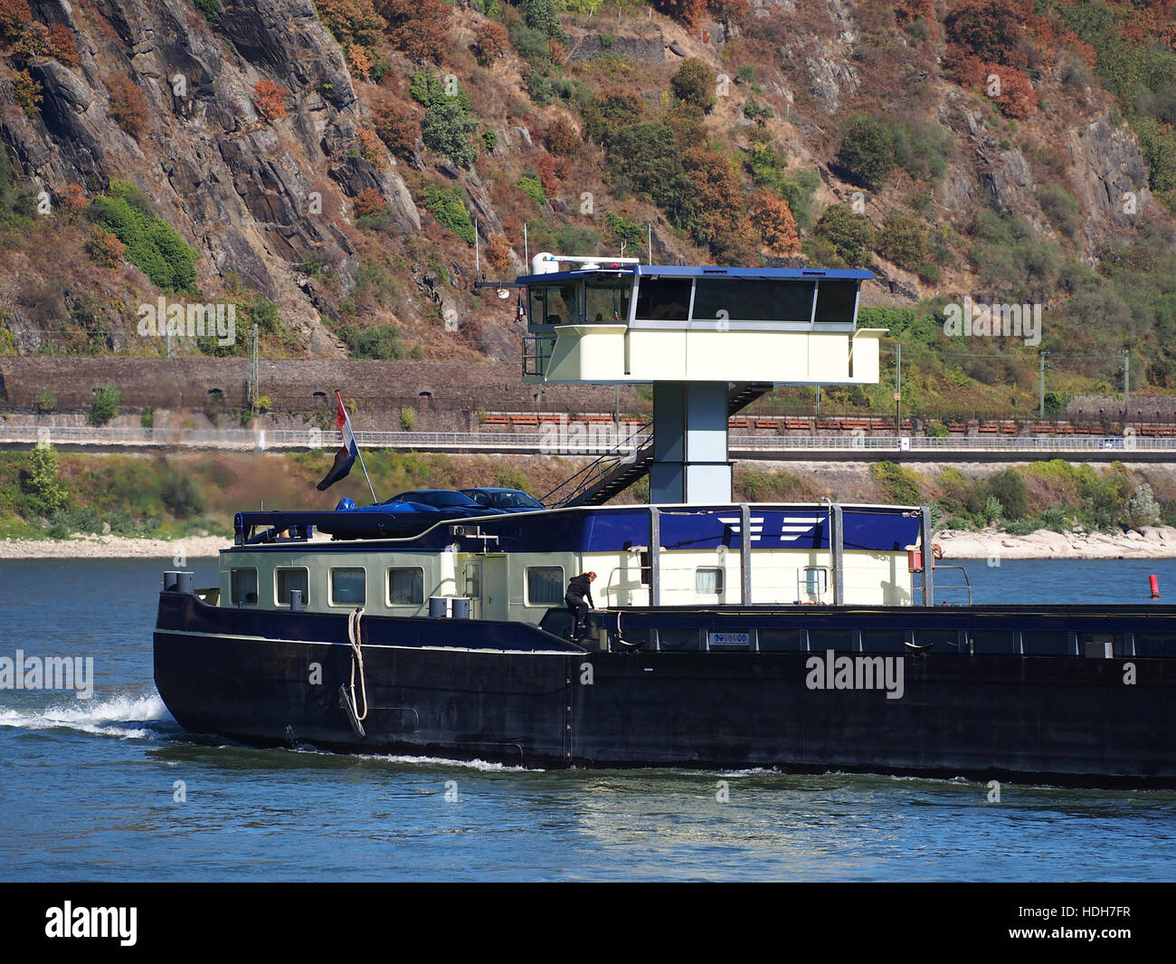 Le navi "Estate" e "Estate II", entrambe varate nel 2001, navigano sul Reno vicino a Oberwesel, in Germania. Queste lussuose navi da crociera sono rinomate per i loro viaggi panoramici lungo il fiume, offrendo ai passeggeri un'esperienza immersiva delle bellezze naturali e dei siti storici della regione. Foto Stock