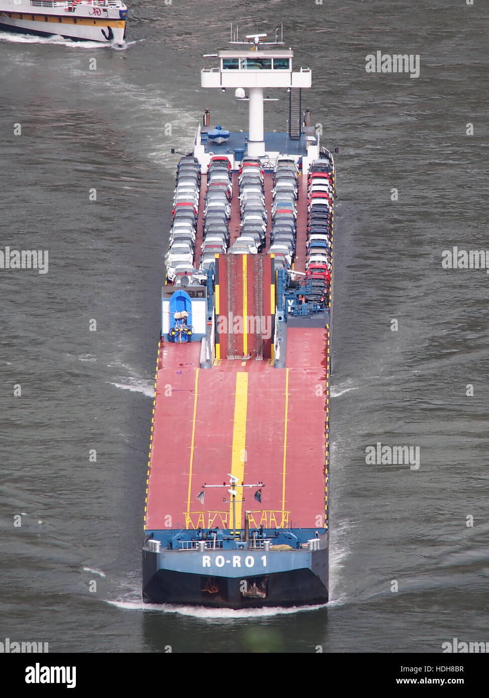 La Ro-Ro 1 è una nave roll-on/roll-off (Ro-Ro), fotografata sul fiume Reno vicino alla roccia di Loreley in Germania. Il Loreley è un famoso sito lungo il fiume, noto per le sue scogliere ripide e il suo significato culturale. La nave fa parte della vasta rete di trasporto fluviale lungo il Reno. Foto Stock